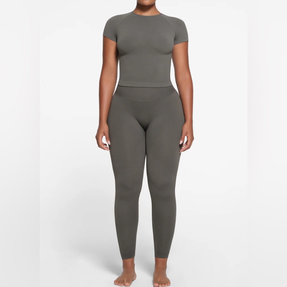 SKIMS FITS EVERYBODY T-SHIRT Gunmetal Grey